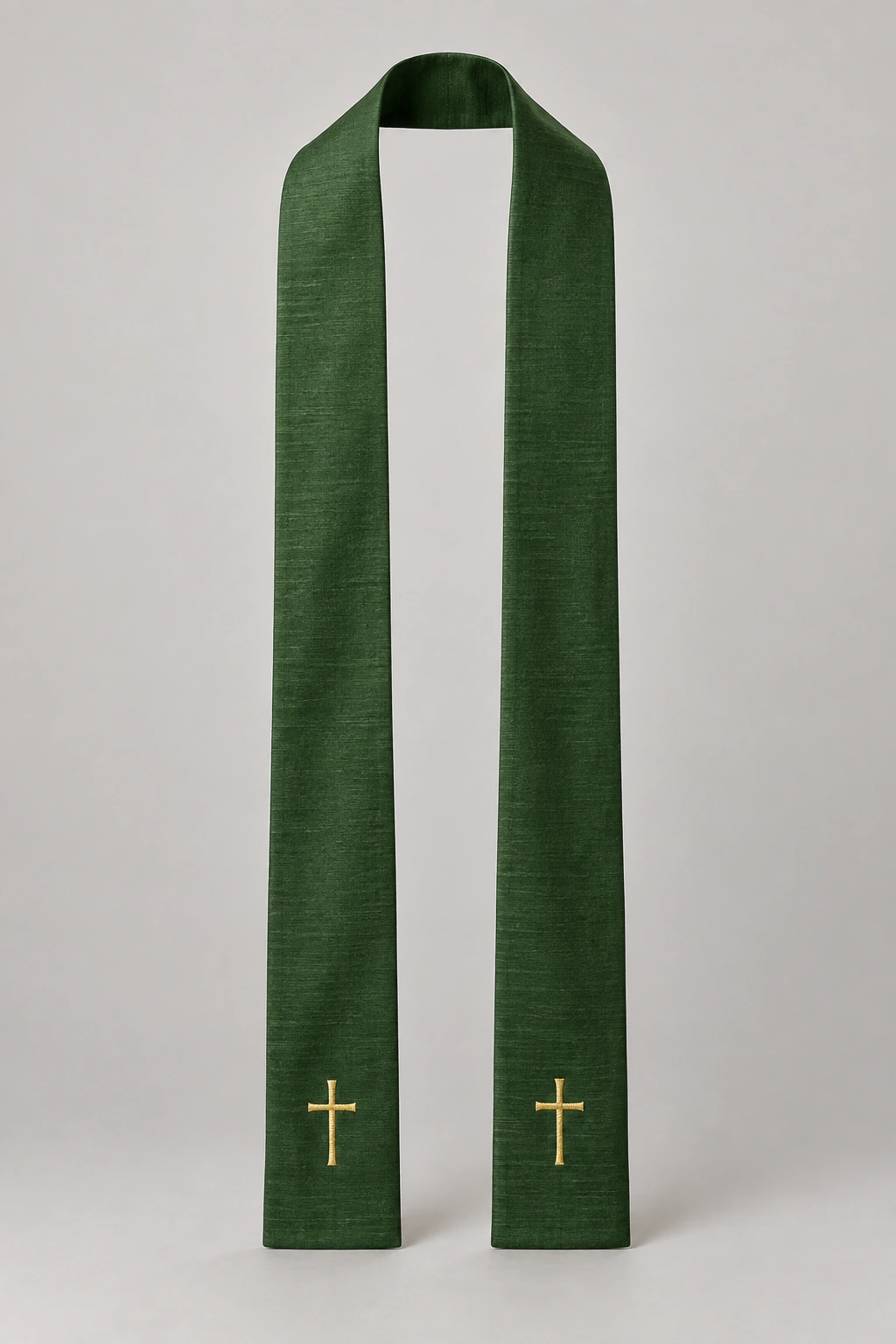Groene kerkelijke stola met twee goudkleurige kruisen