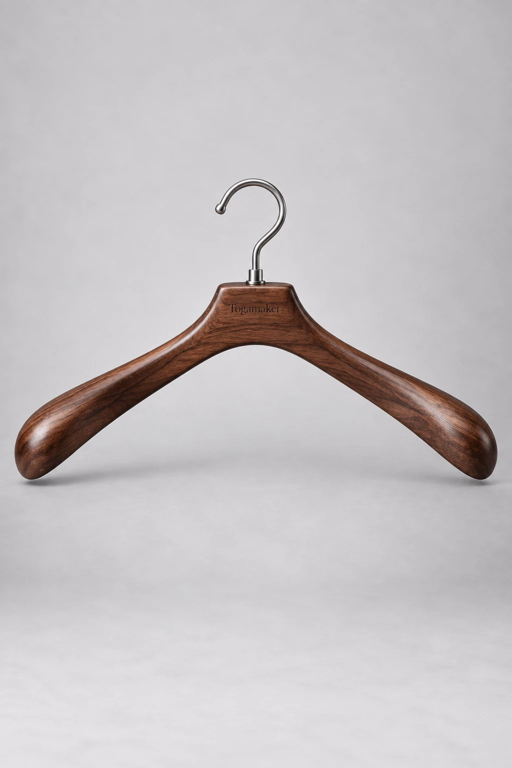 Brede togahanger met houten schouders