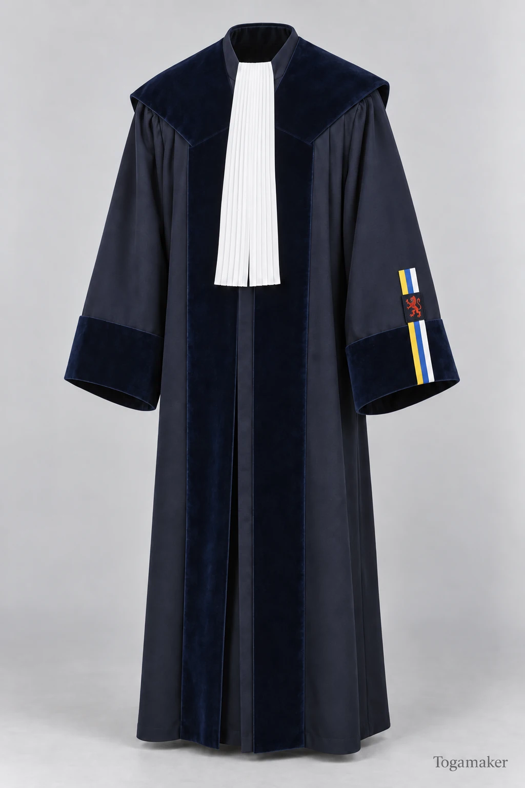 Ontwerpvisualisatie: hoogleraarstoga voor Open Universiteit — Donkerblauwe uitvoering met brede schouderkraag, witte bef en het Limburgse accent op de linkermouw.